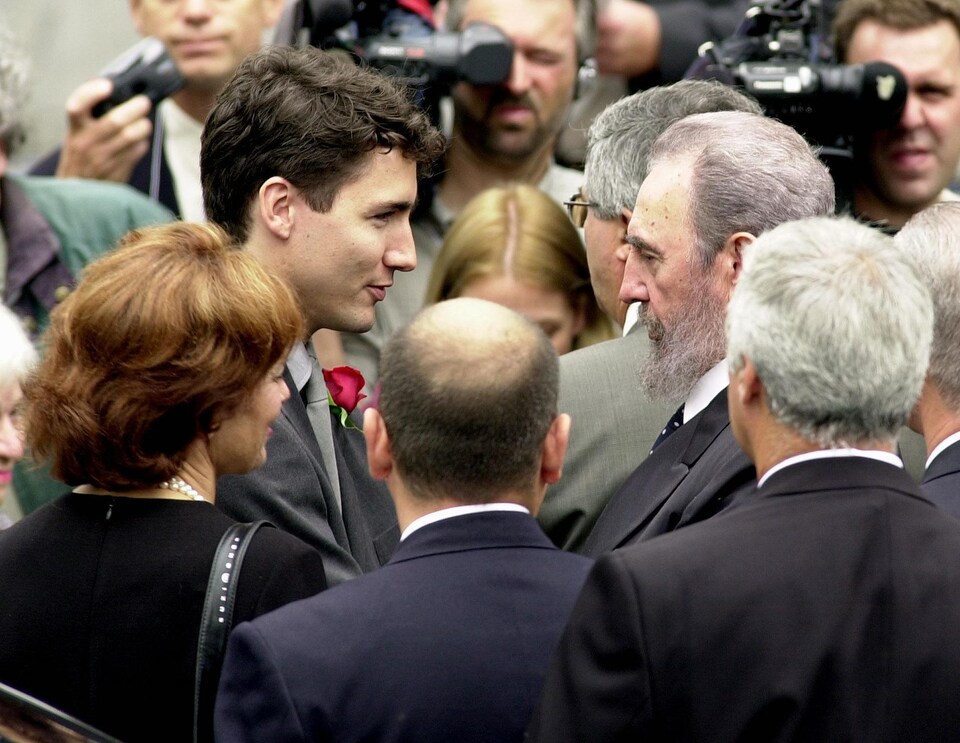 Fidel Castro a offert ses condoléances à Justin Trudeau, lors des funérailles de Pierre Trudeau, le 3 octobre 2000.