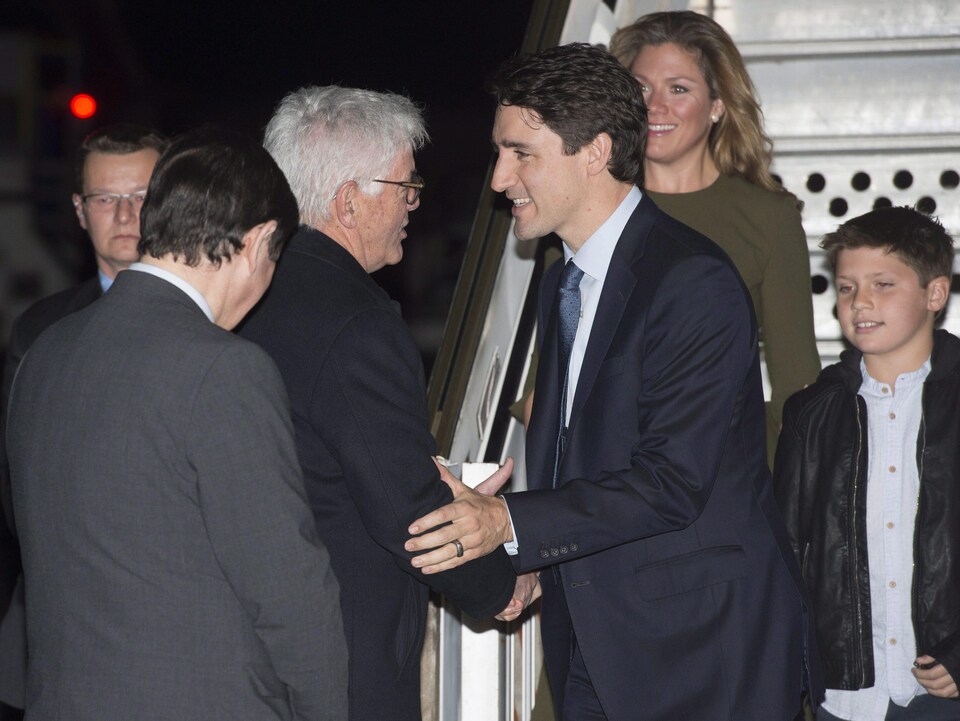 Une poignée de main entre Justin Trudeau et Lawrence Cannon