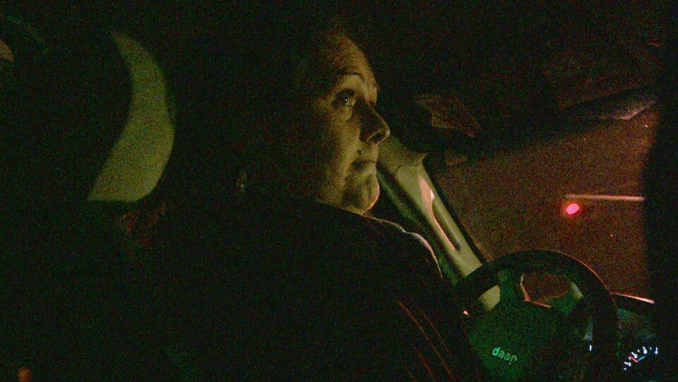 Kari Thomason est derrière le volant pendant la nuit.