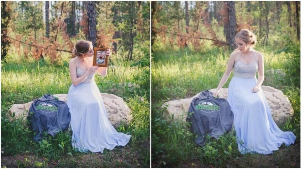 La jeune femme est assise sur une roche en robe de bal, à côté d'elle le chandail des Broncos de son amoureux. Elle tient une photo d'elle et lui.