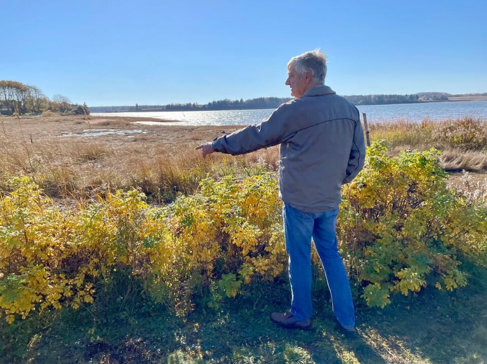 Mark Keizer montre du doigt le marais salé voisin de sa propriété. 