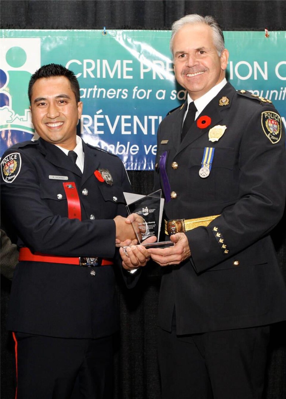 Un policier reçoit une récompense pour le travail qu'il a accompli.