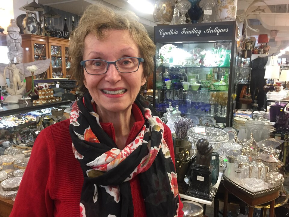 Photo d'une femme aînée entourée de couverts en verre