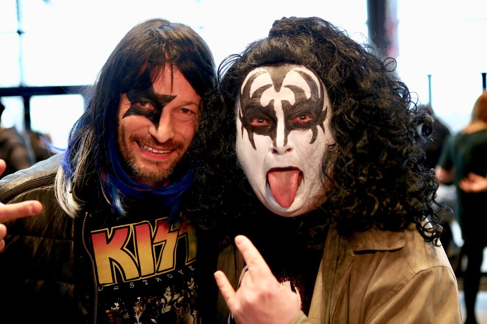 Deux fans de Kiss avec les maquillages du chanteur Paul Stanley et du bassiste Gene Simmons lors du dernier passage du groupe à Québec
