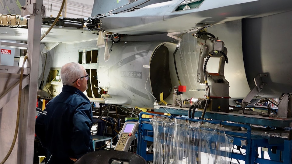 Chacun des CF-18 est démonté pour évaluer et réparer les dommages.