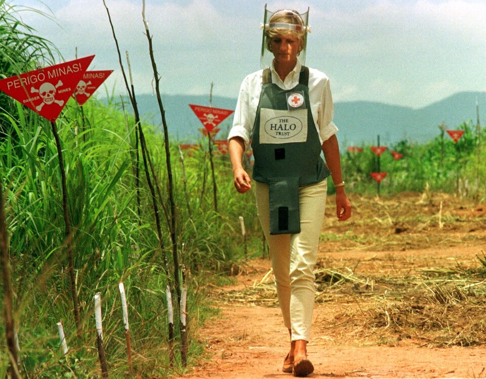 Lady Di effectue un voyage en Angola en 1997 afin d'aider à l'éradication des mines antipersonnel.