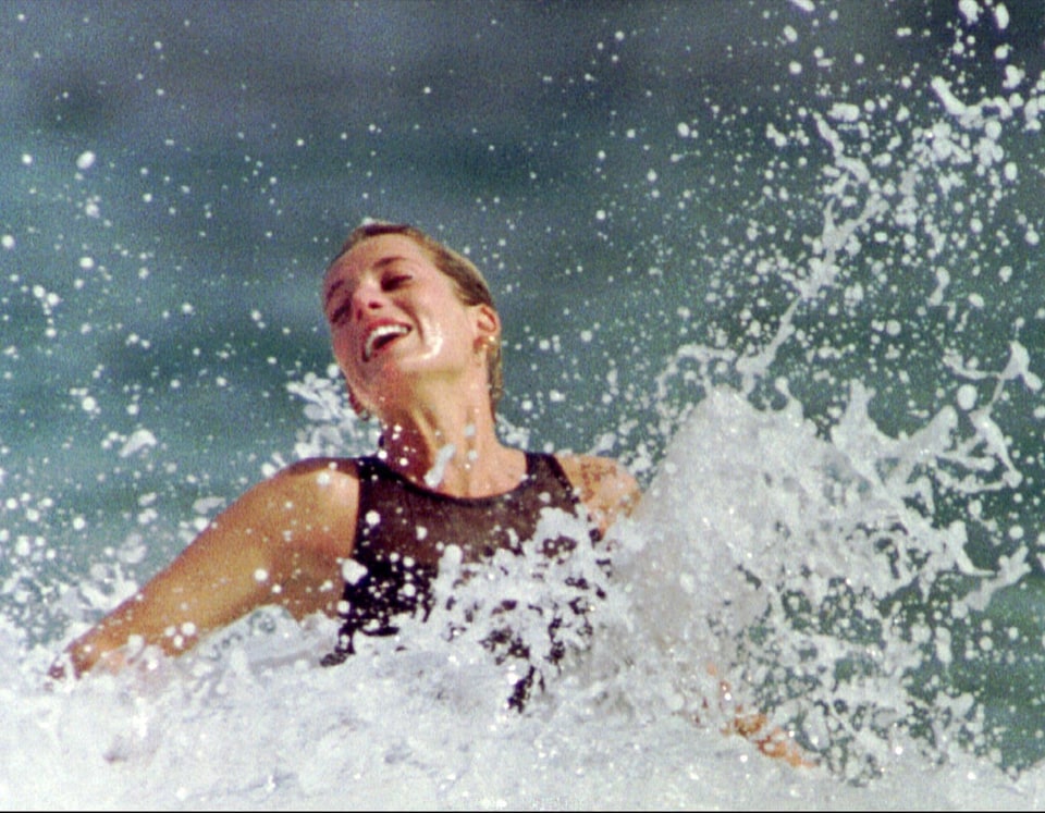 Lady Di aimait s'amuser à la plage. Une photo d'elle en train de batifoler dans l'eau.