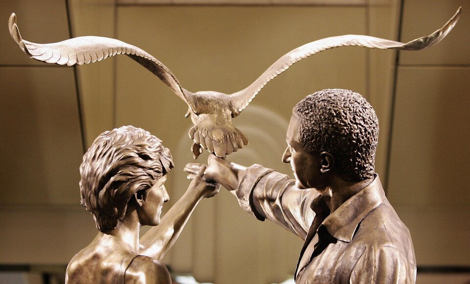 Un monument érigé dans le magasin Harrold's à Londres afin d'honorer la mémoire de Ladi Diana et Dodi al-Fayed.