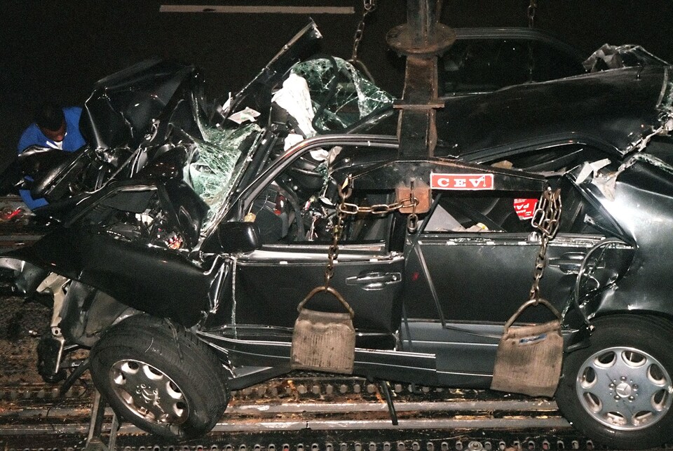 La voiture de Dodi al-Fayed et Lady Diana était dans un piteux état à la suite de l'accident qui leur a coûté la vie.