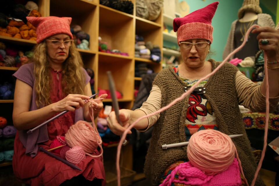 Des femmes tricotent des chapeaux en forme d'oreilles de chat en soutien à un mouvement féministe anti-Trump.
