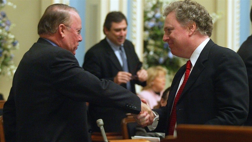 Le premier ministre Jean Charest serre la main du chef de l'opposition, Bernard Landry, en décembre 2003.
