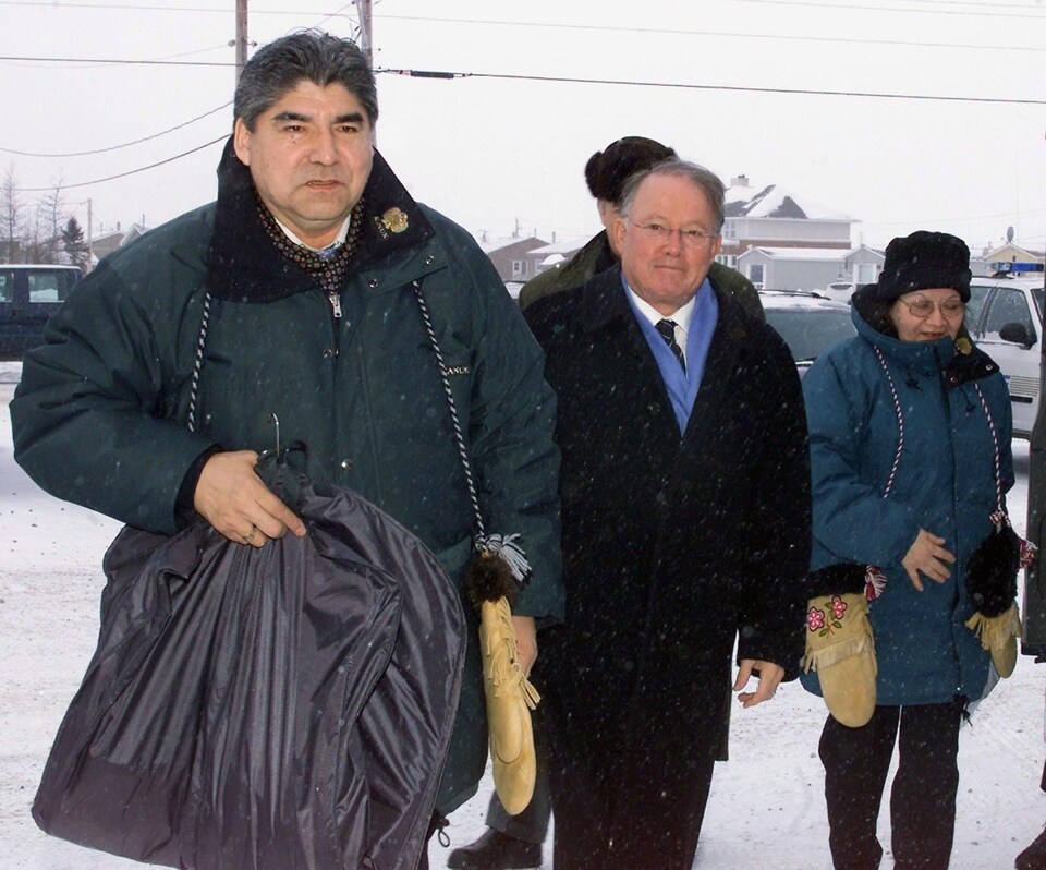 Le premier ministre du Québec, Bernard Landry, et Ted Moses, grand chef du Grand Conseil des Cris, se préparent à signer la paix des braves le 7 février 2002, à Waskaganish, au Québec