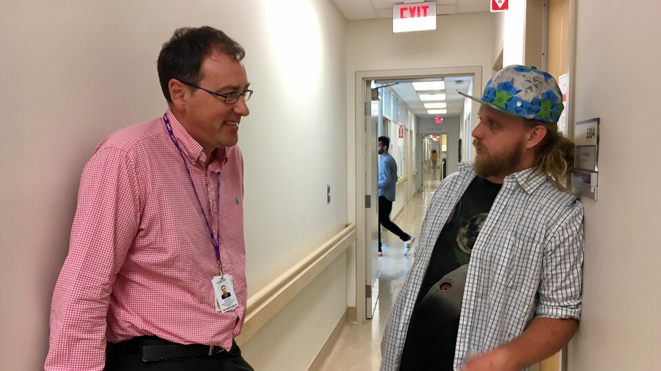 Le médecin, Bernard Le Foll et l'infirmier, Paul Koniec au Centre de toxicomanie et de santé mentale (CAMH) à Toronto.