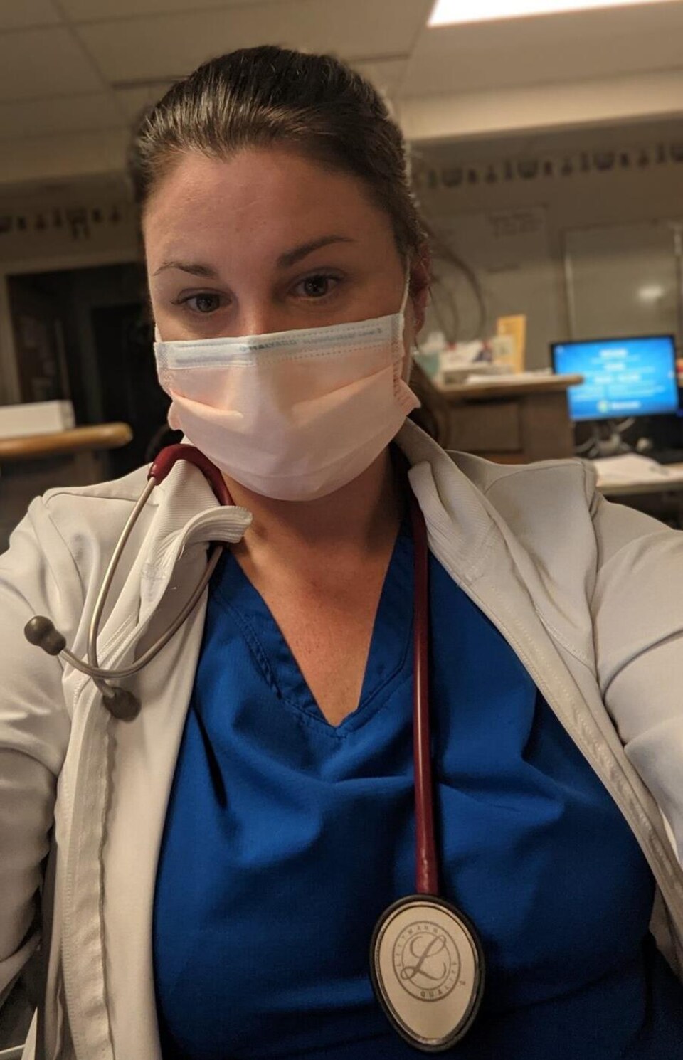 Une femme habillée en uniforme d'infirmière.