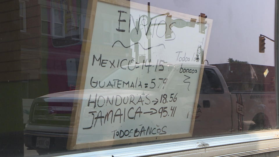 On voit dans une vitrine un tableau blanc avec des prix relié au Mexique, au Guatémala, au Honduras et à la Jamaïque. 