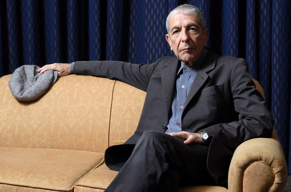 Leonard Cohen, assis, en 2006