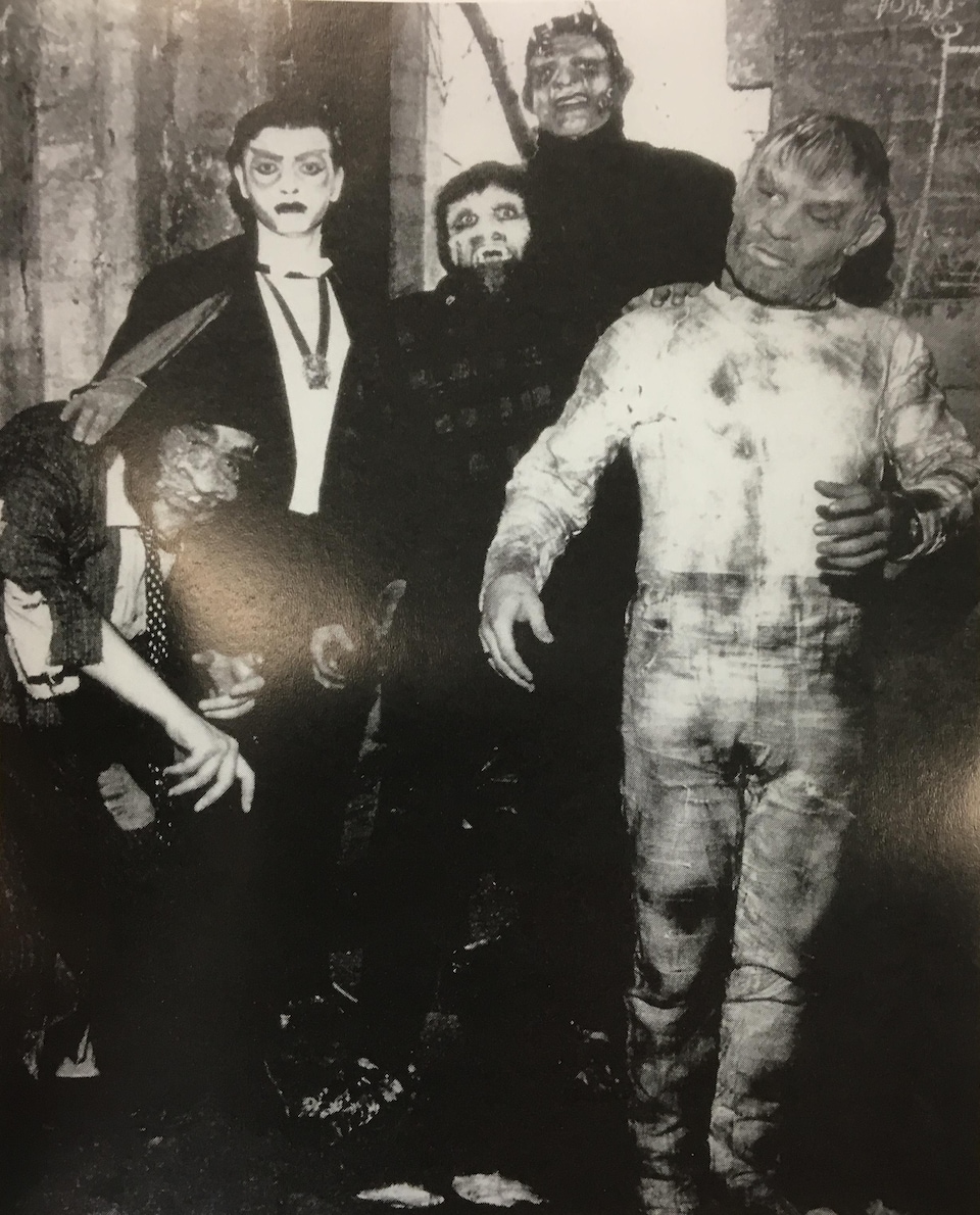 Le groupe Les Monstres avec Marc Hamilton, en haut à gauche, costumé en Dracula
