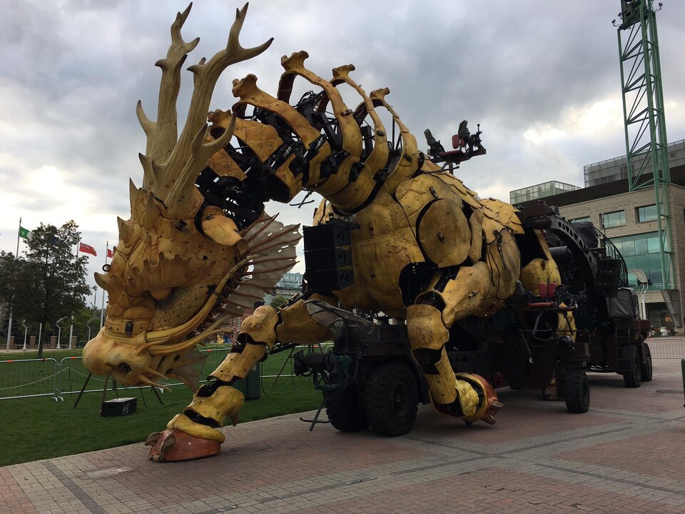 Le cheval dragon LongMa est arrivé devant l'hôtel de ville d'Ottawa. 