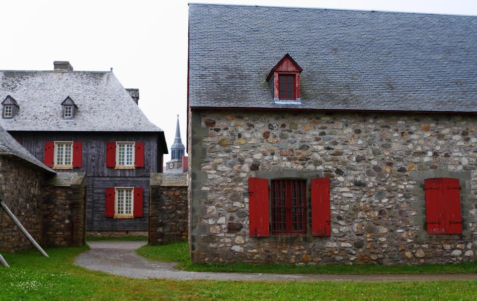 Maisons en pierre du 18e siècle à Louisbourg en Nouvelle-Écosse.