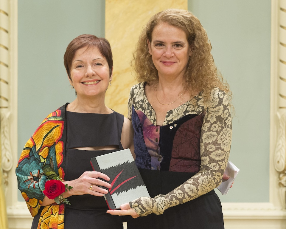Son Excellence et la très honorable Julie Payette, Gouverneure générale du Canada, a remis le Prix littéraire du Gouverneur général 2017 dans la catégorie Poésie à Louise Dupré lors d'une cérémonie à Rideau Hall le 29 novembre 2017.