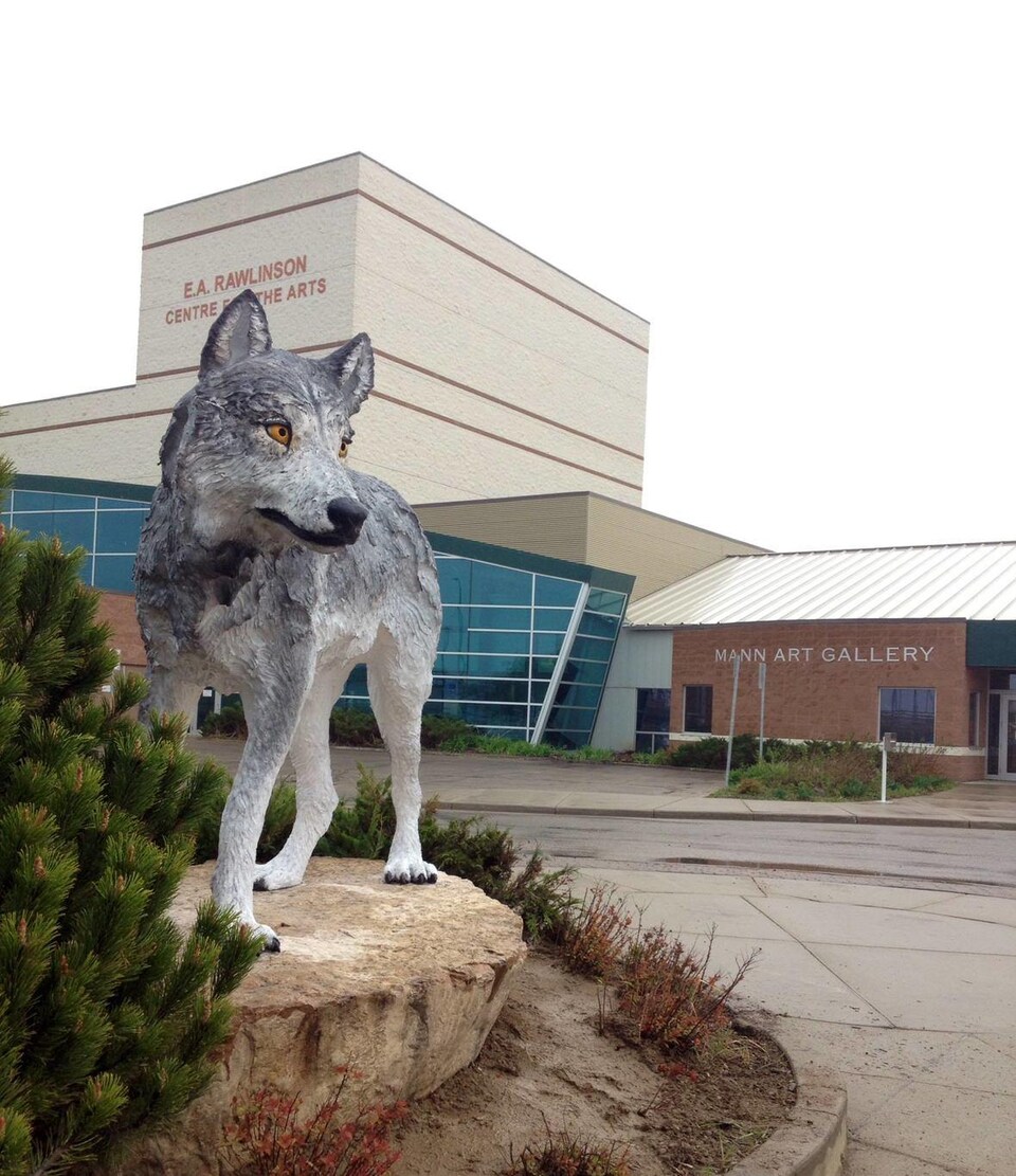 Une sculpture en forme de loup exposée de façon permanente à l'extérieure d'une galerie d'art.