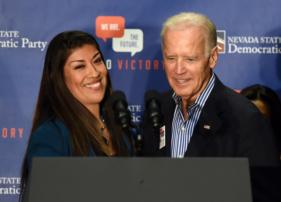 Lucy Flores et Joe Biden partagent une tribune. 