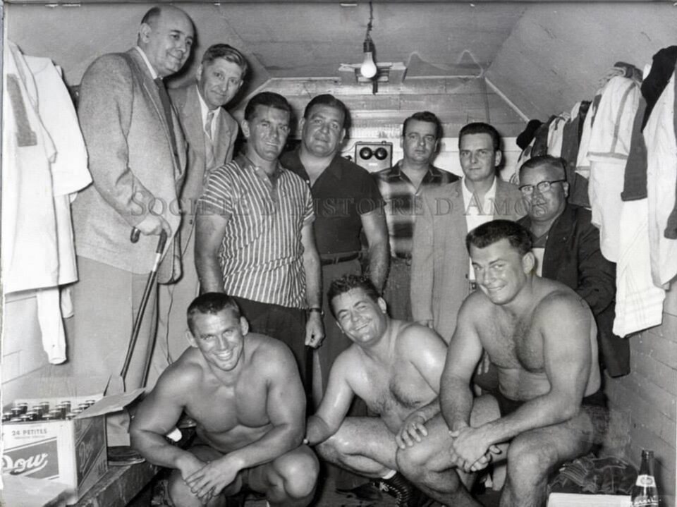 Maurice Richard, arbitre de lutte, accompagné de Johnny Rougeau, Édouard Carpentier et Yvon Robert le 2 août 1958.