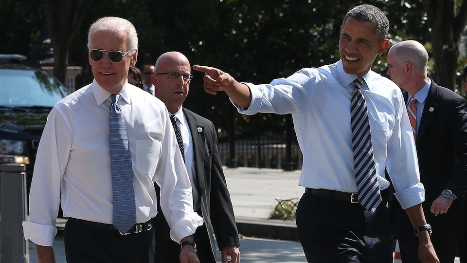 Barack Obama et Joe Biden, marchant côte à côte.