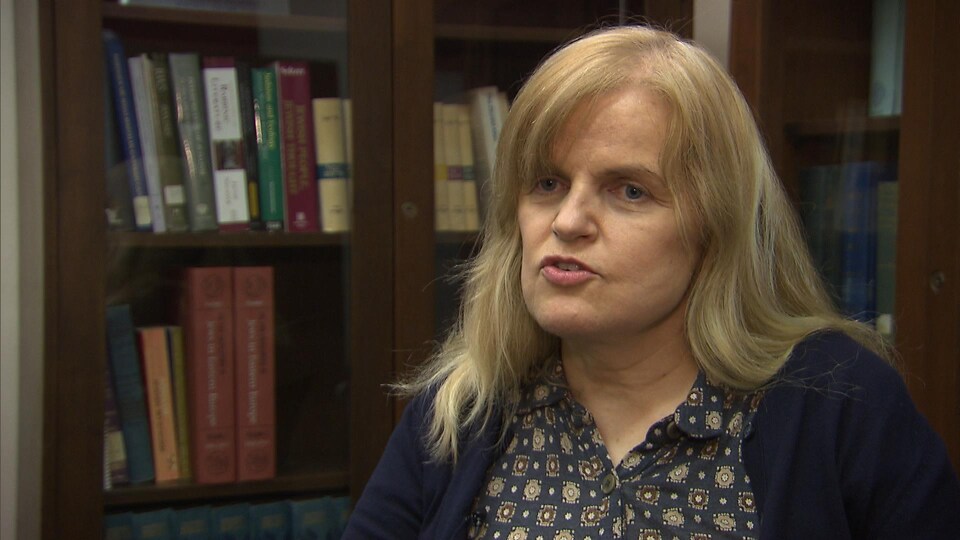 La professeure associée au département religions et cultures de l'Université Concordia, Lynda Clarke, discute avec notre journaliste.