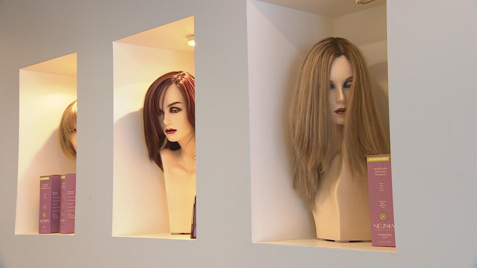 Photo de perruques sur un présentoir dans le magasin Continental Hair