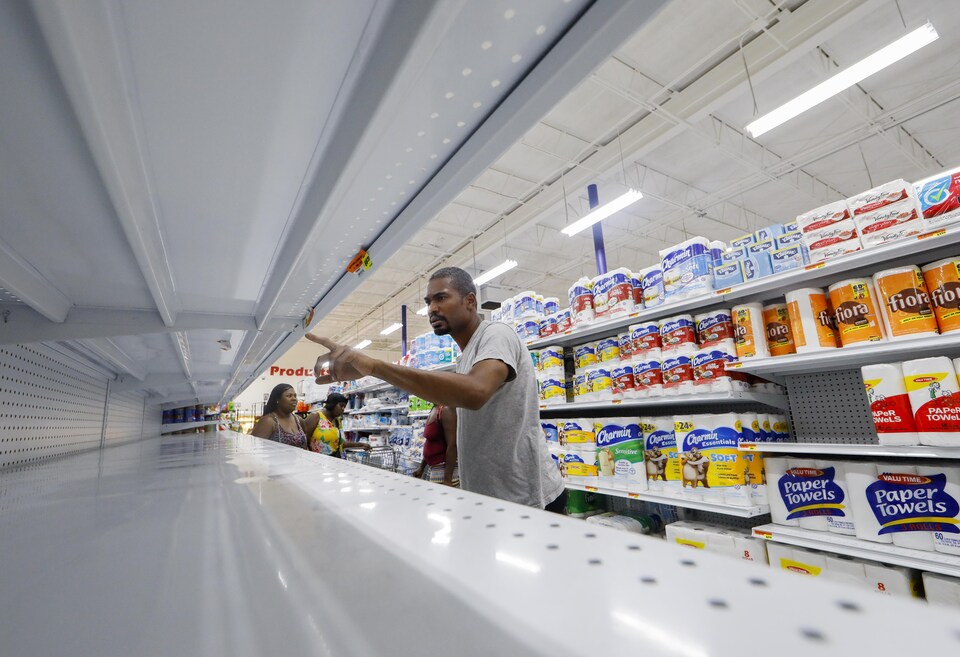 Un client cherche en vain de l'eau sur les étagères d'un supermarché de Little Haiti, à Miami, quelques jours avant l'arrivée d'Irma.