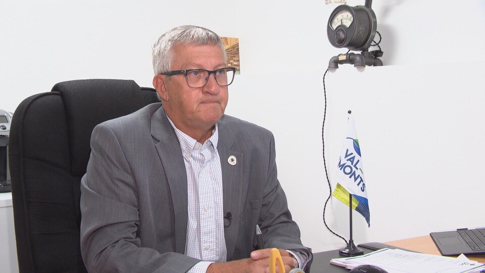 Le maire de Val-des-Monts, Jacques Laurin, assis à son bureau lors d'une entrevue à la caméra.