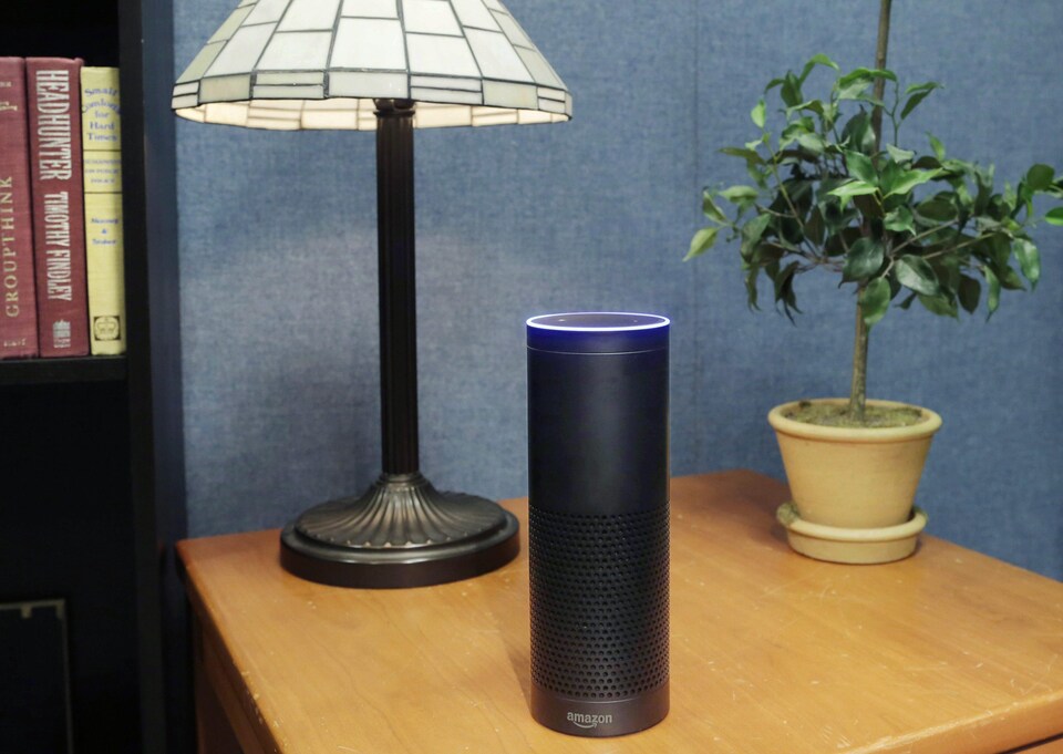 L’enceinte Echo d’Amazon, qui abrite l’assistant à commande vocale Alexa