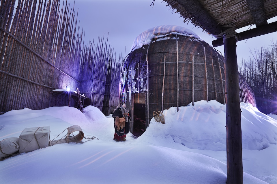 Maison longue en hiver.


