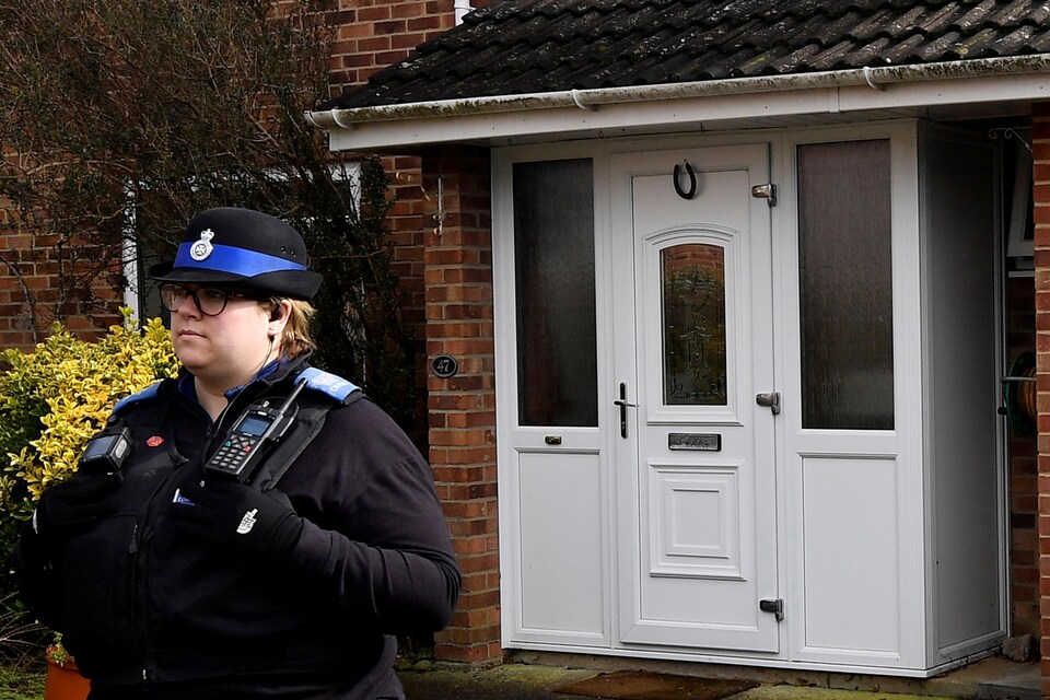 Une policière en faction devant la résidence de Sergueï Skripal, à Salisbury.