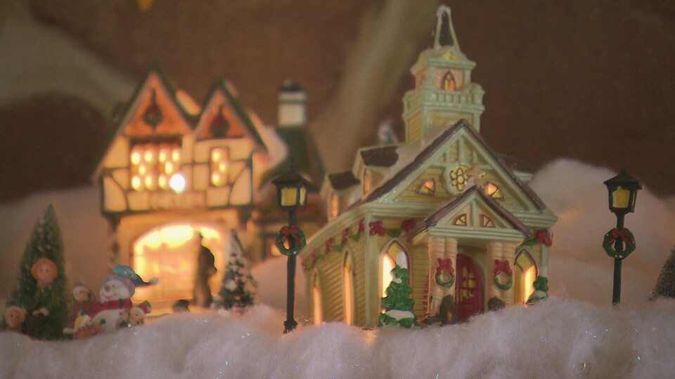 Des petites maisons forment un village de Noël miniature.