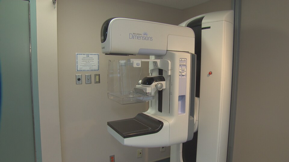 Une machine médicale qui permet de produire des mammographies en trois dimensions. 