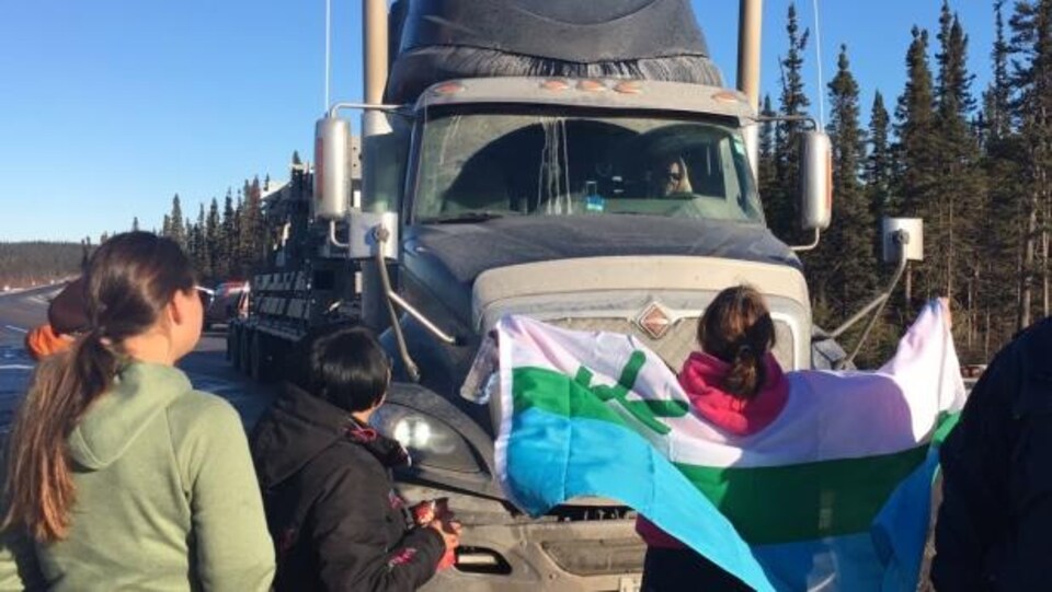 Des manifestants ont empêché des camions d'entrer sur le site North Spur, à Muskart Falls, samedi.