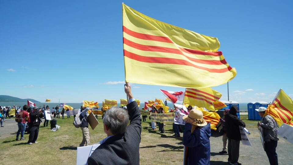 Des dizaines de manifestants occupent la zone de libre expression, à La Malbaie.