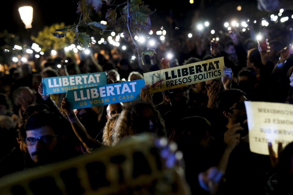 Des milliers de manifestants sont descendus dans les rues de Barcelone pour réclamer la libération de leurs élus.