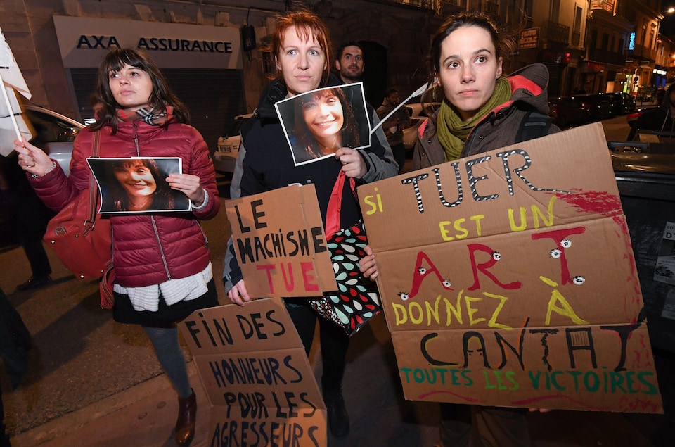Des manifestantes brandissent des photos de Marie Trintignant devant une salle de concert de Montpellier où allait se produire le chanteur Bertrand Cantat, le 12 mars 2018.
