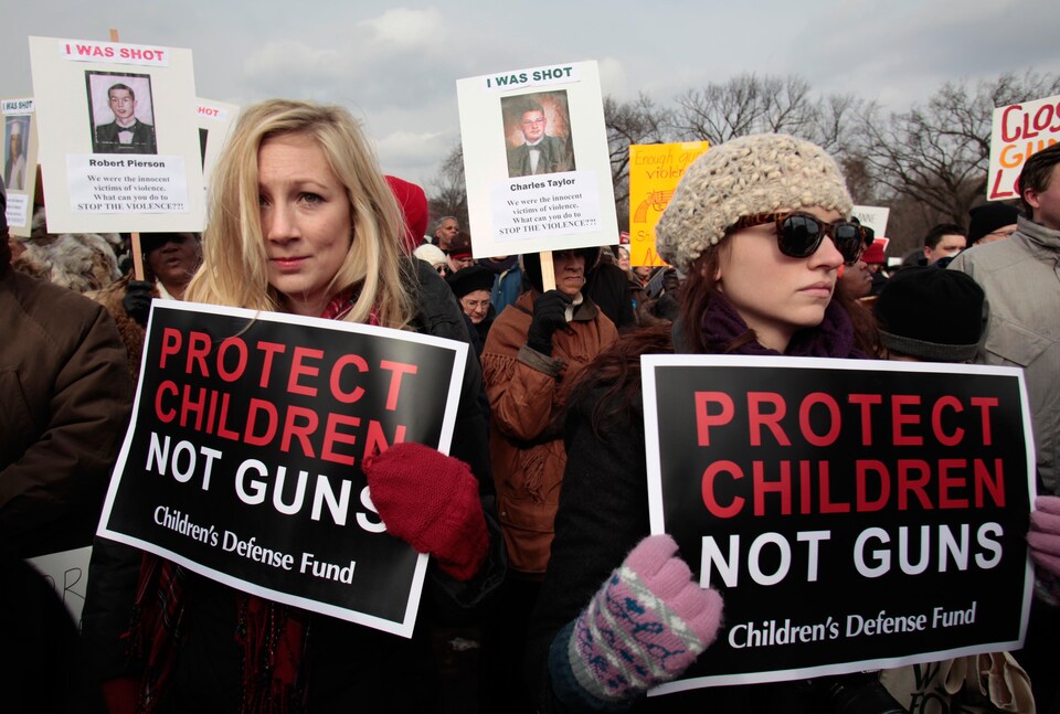 Des milliers de personnes manifestent à Washington en 2013 pour exiger plus de contrôle sur les armes à feu après la tuerie de Newton.