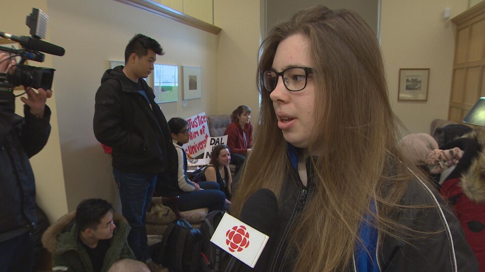 Une étudiante s'adresse aux journalistes lors de la manifestation. 