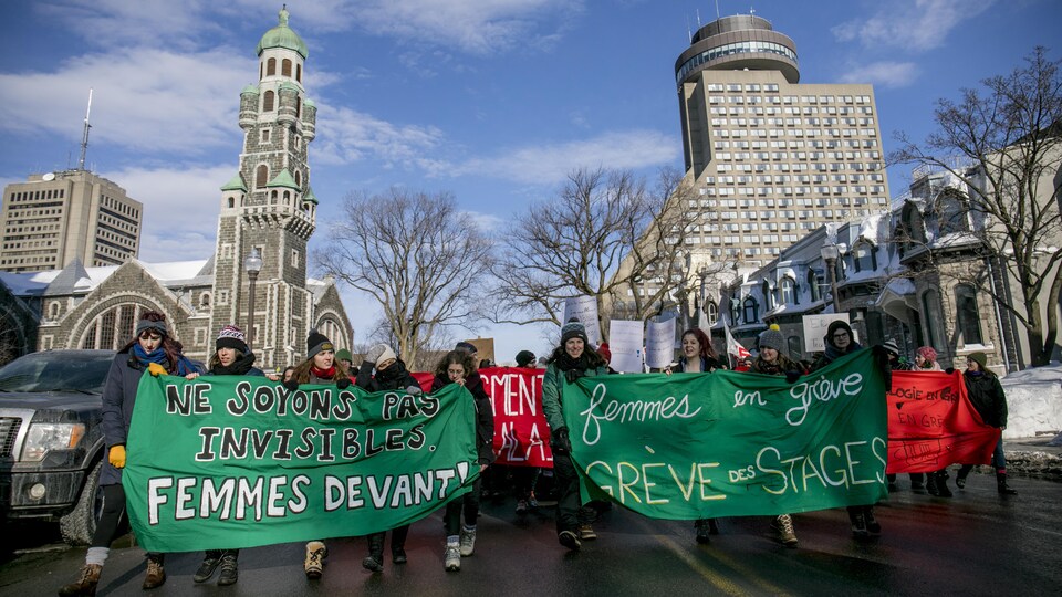 Plusieurs manifestantes demandaient d'être rémunérées lors de leur stage. 