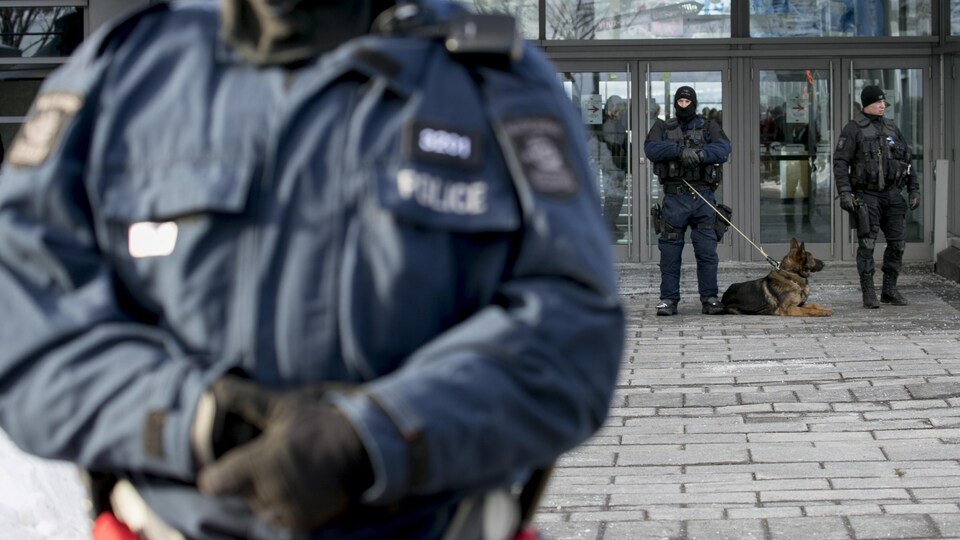 Un important déploiement policier était en place devant le Centre des congrès de Québec.