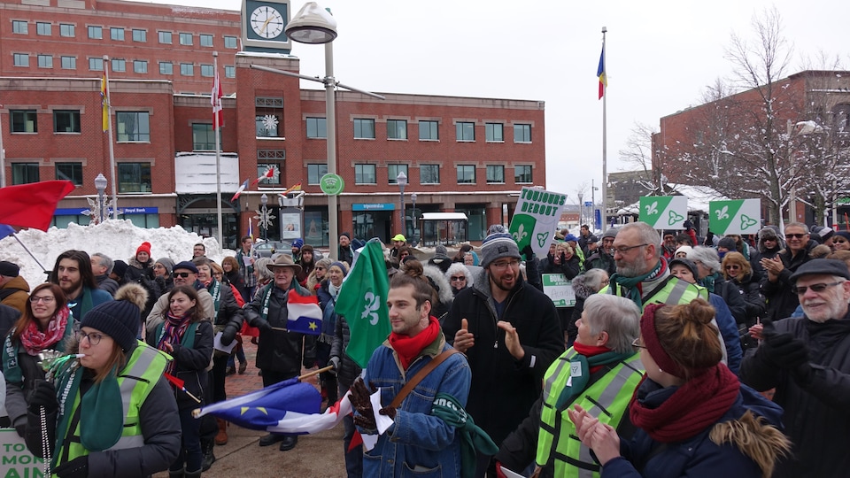 Une centaine de personnes manifestent devant l'hôtel de ville de Moncton.
