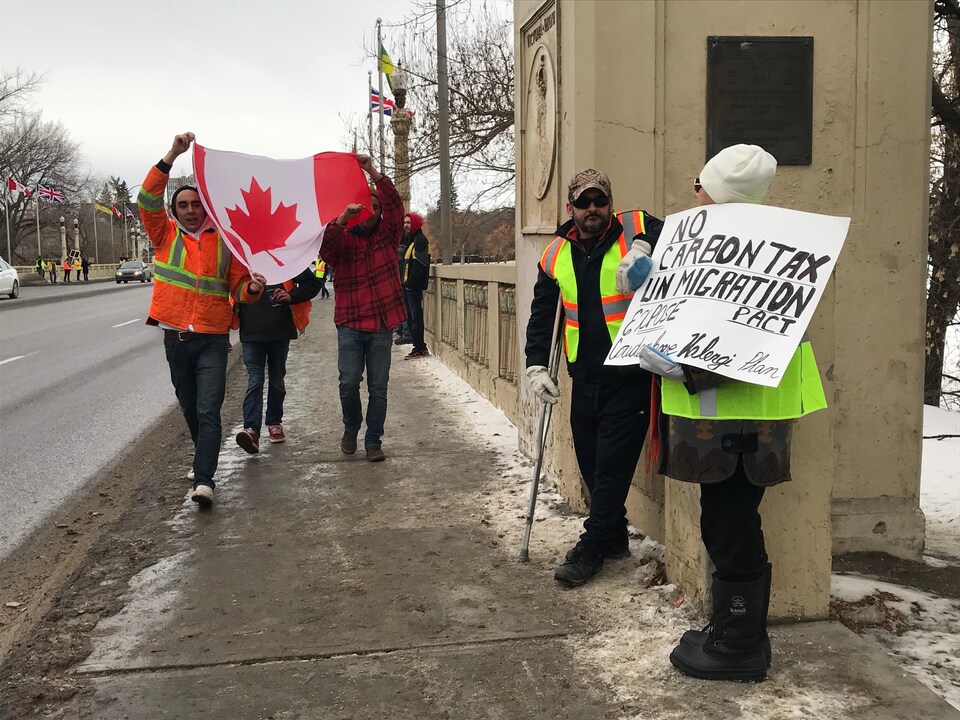 Des manifestants sur la rue Albert, à Regina