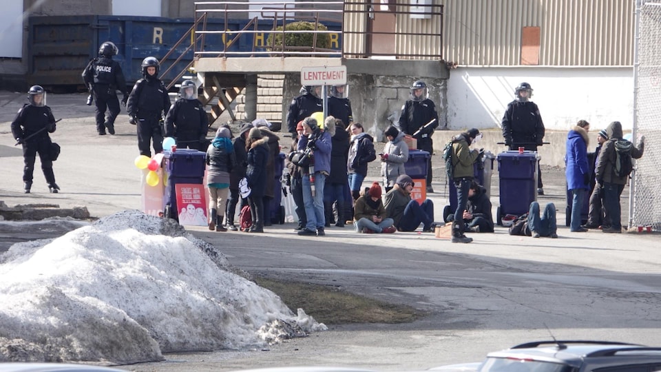 Huit policiers et 18 manifestants devant le Centre de prévention de l'immigration de Laval