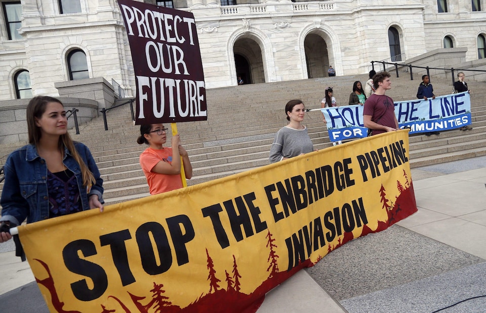Des groupes environnementaux et autochtones manifestent contre le pipeline devant le Capitole de l'État du Minnesota, à Saint-Paul, le 28 septembre 2017.