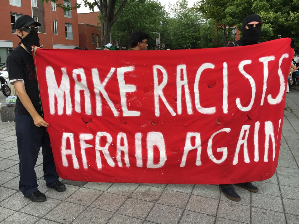 Des manifestants avec une banderole.